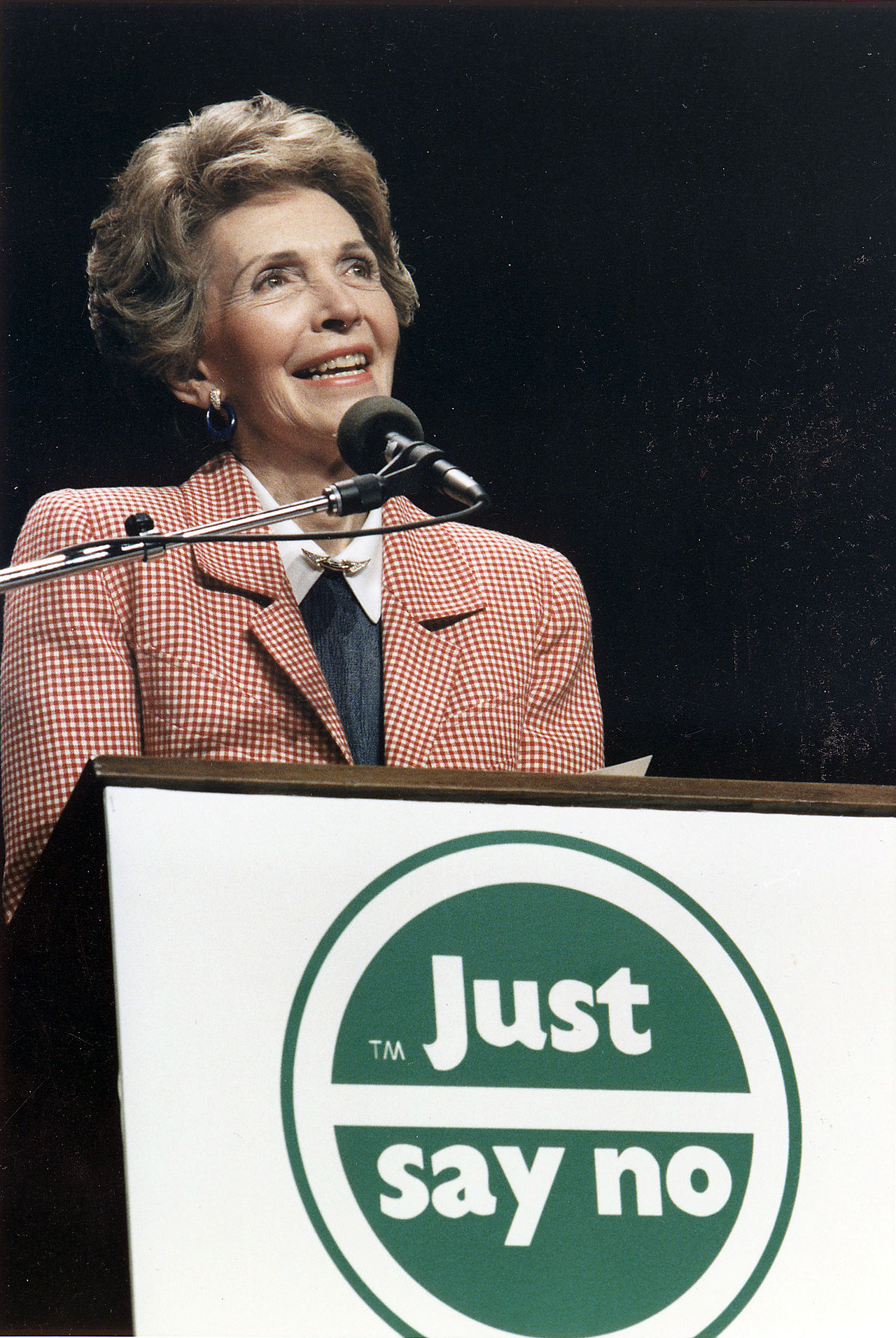 1280px-Photograph_of_Mrs._Reagan_speaking_at_a_"Just_Say_No"_Rally_in_Los_Angeles_-_NARA_-_198584.jpg